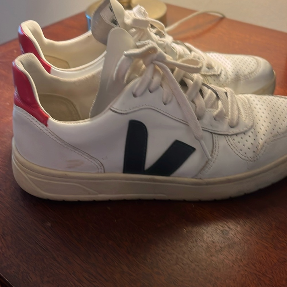 Veja used women’s sneakers 8 or 39
